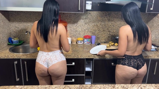 Duas moreninhas boas de pica experimentando o amigo no sexo grupal