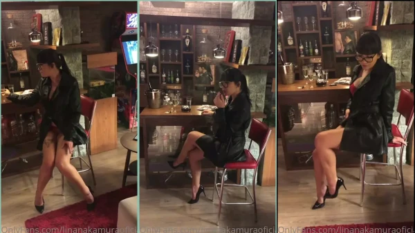 Lina Nakamura fumando toda sensual