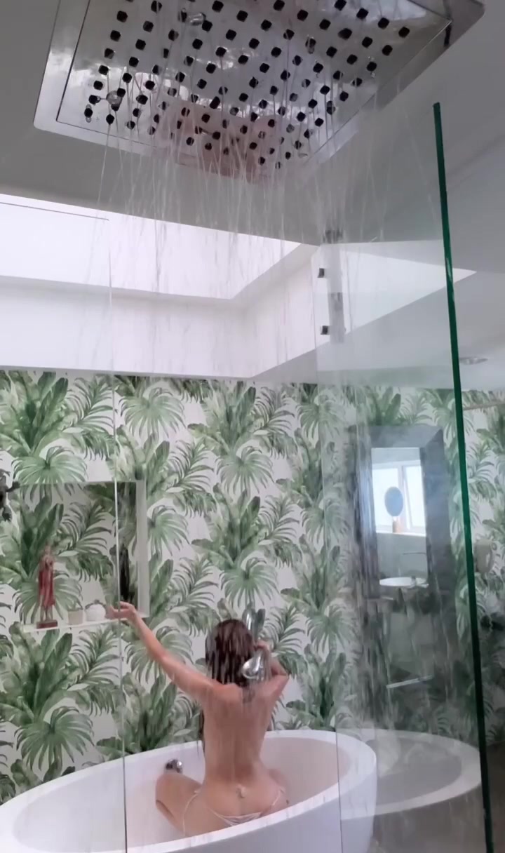 Cibelly Ferreira famosinha no banho molhadinha na banheira – Xvi