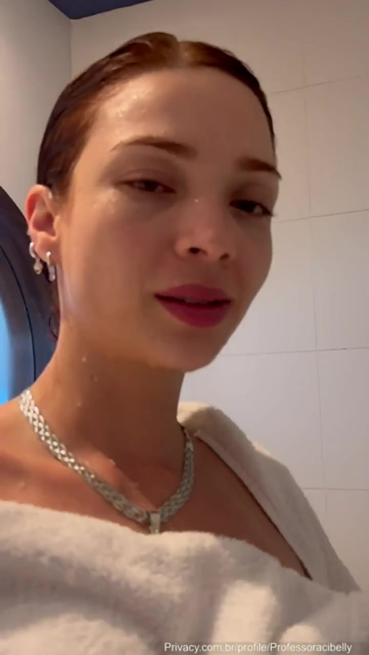 Cibelly Ferreira molhadinha mostrando a buceta apos o banho