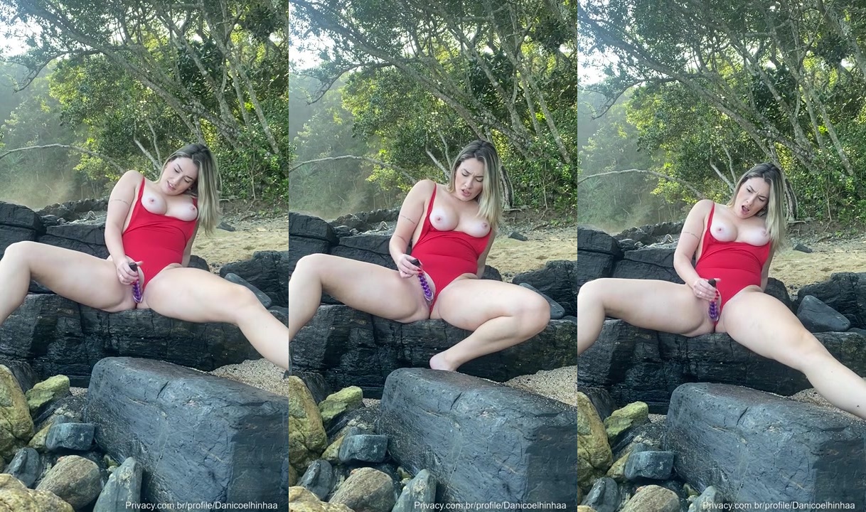 Dani Coelhinhaa Porn masturbando a buceta em cima da rocha